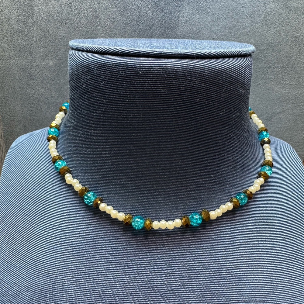 NWT Elegant Beaded Necklace with Turquoise and Gold Crystal beaded necklace